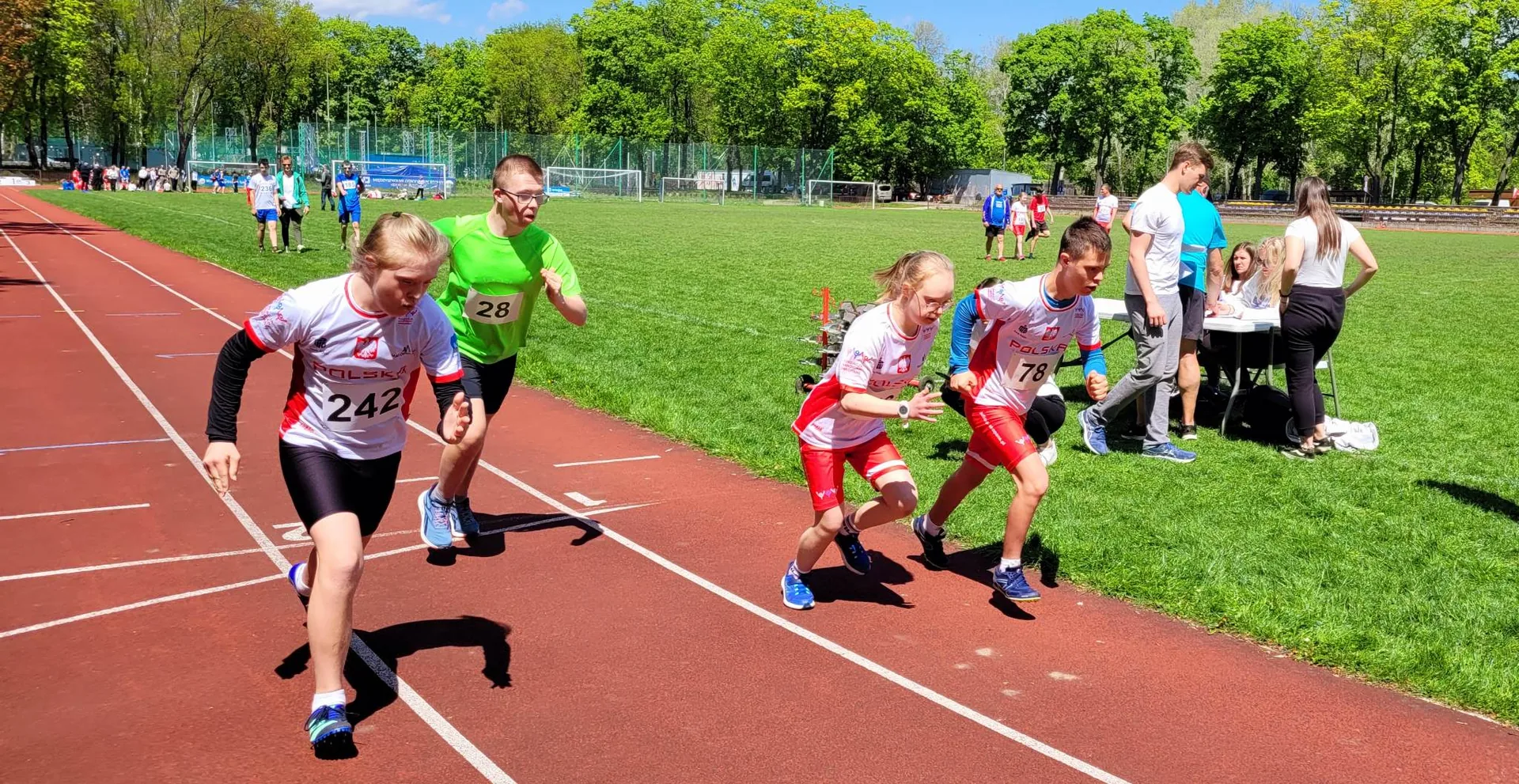 Bieg podczas zawodów na stadionie w słońcu