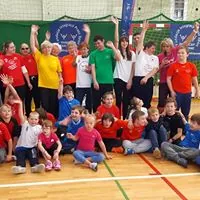 Uśmiechnięta integracja sportowców na obozie