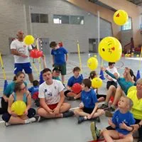 Obóz sportowy w hali — trening grupowy